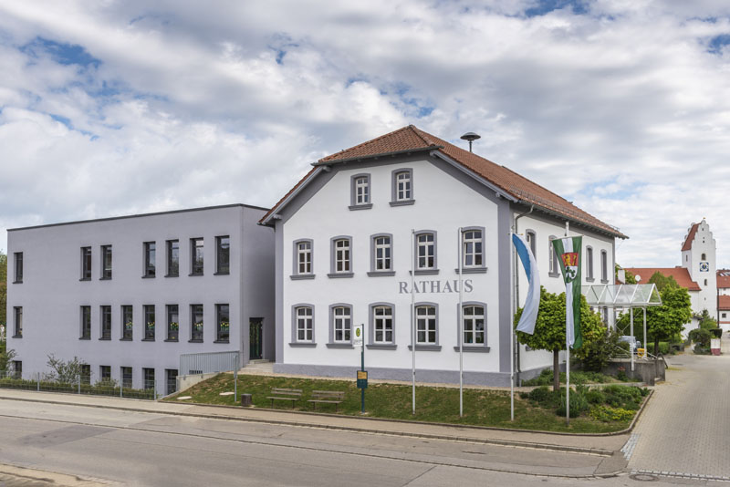 Rathaus und Grundschule