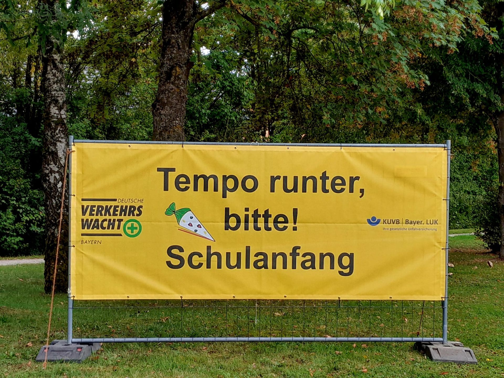 Verkehrsbanner Vorsicht Schulanfang