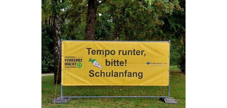 Verkehrsbanner Vorsicht Schulanfang